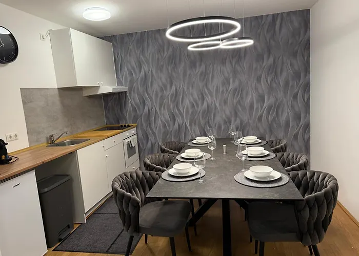 Luxury With Patio - Free Parking Apartment *