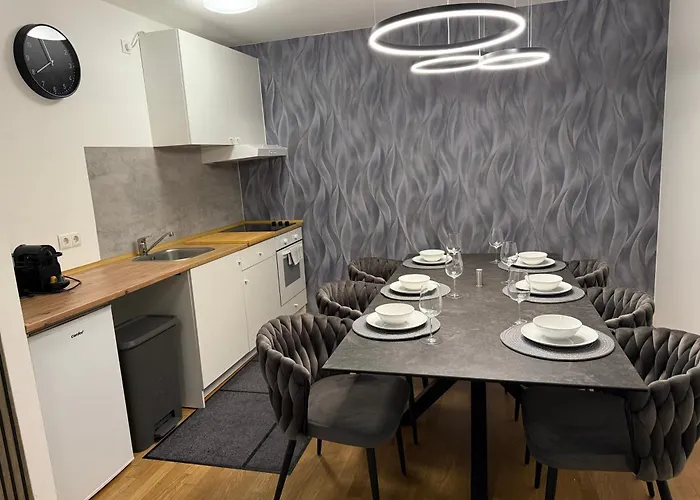 Luxury With Patio - Free Parking Apartment *