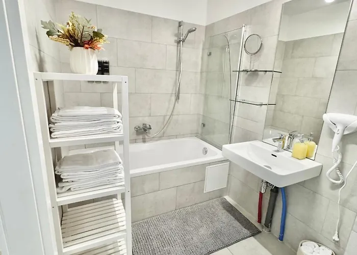 Luxury With Patio - Free Parking Apartment