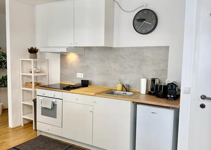 Luxury With Patio - Free Parking Apartment *